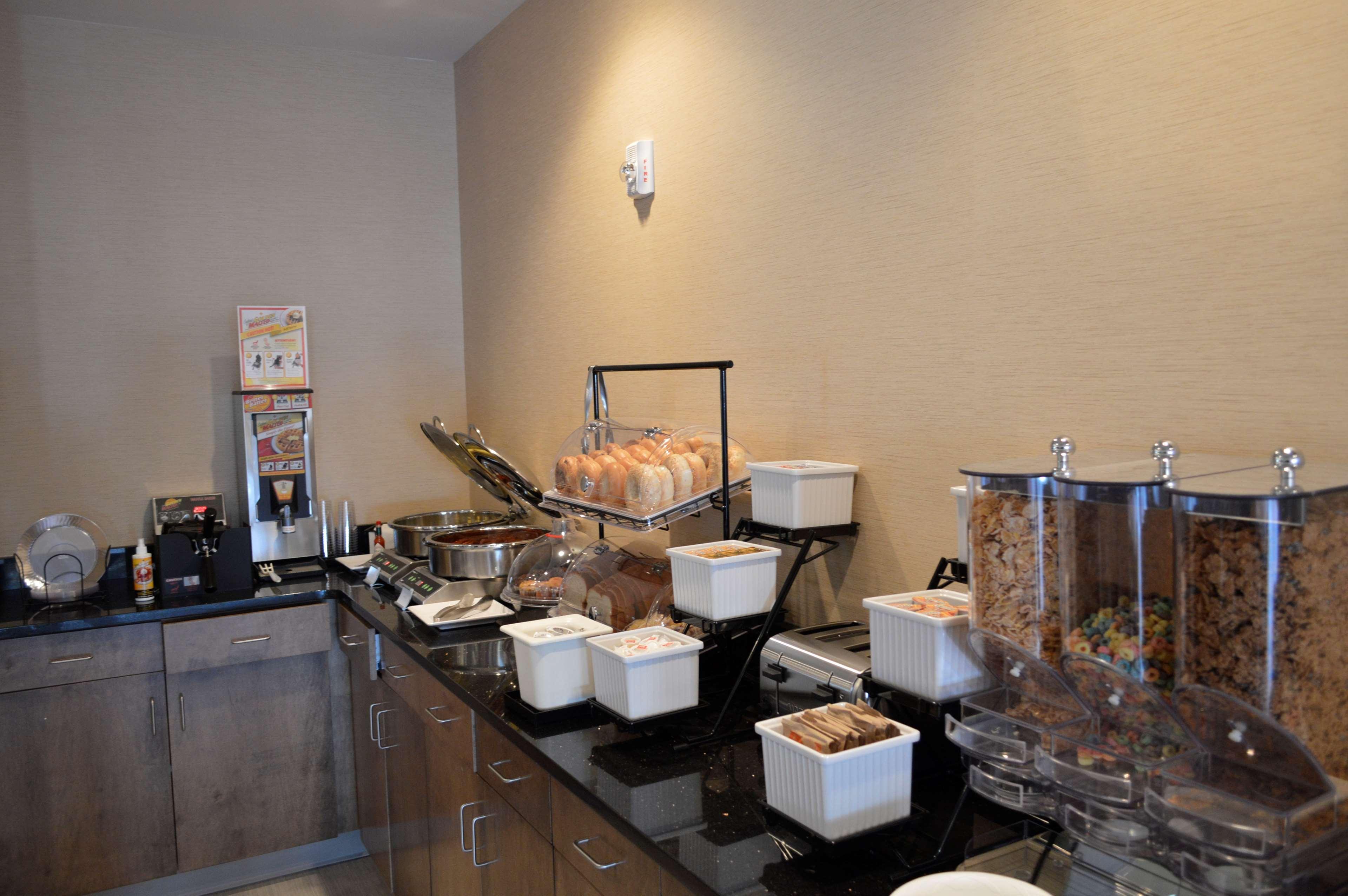 Best Western Plus Atrium Inn & Suites Clarksville Exterior photo